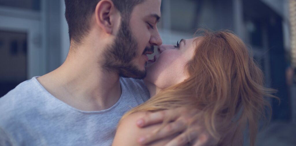 Ein verliebtes Paar haben Spaß, umarmen sich, küssen sich