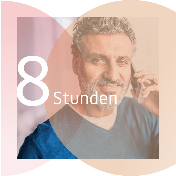 Grafik für die 8 Stunden Beratung. Im Hintergrund ein Foto mit einem graumelierten Mann, mittleren Alters, telefoniert und lächelt leicht.