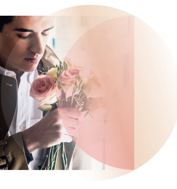 Er schenkt ihr Blumen