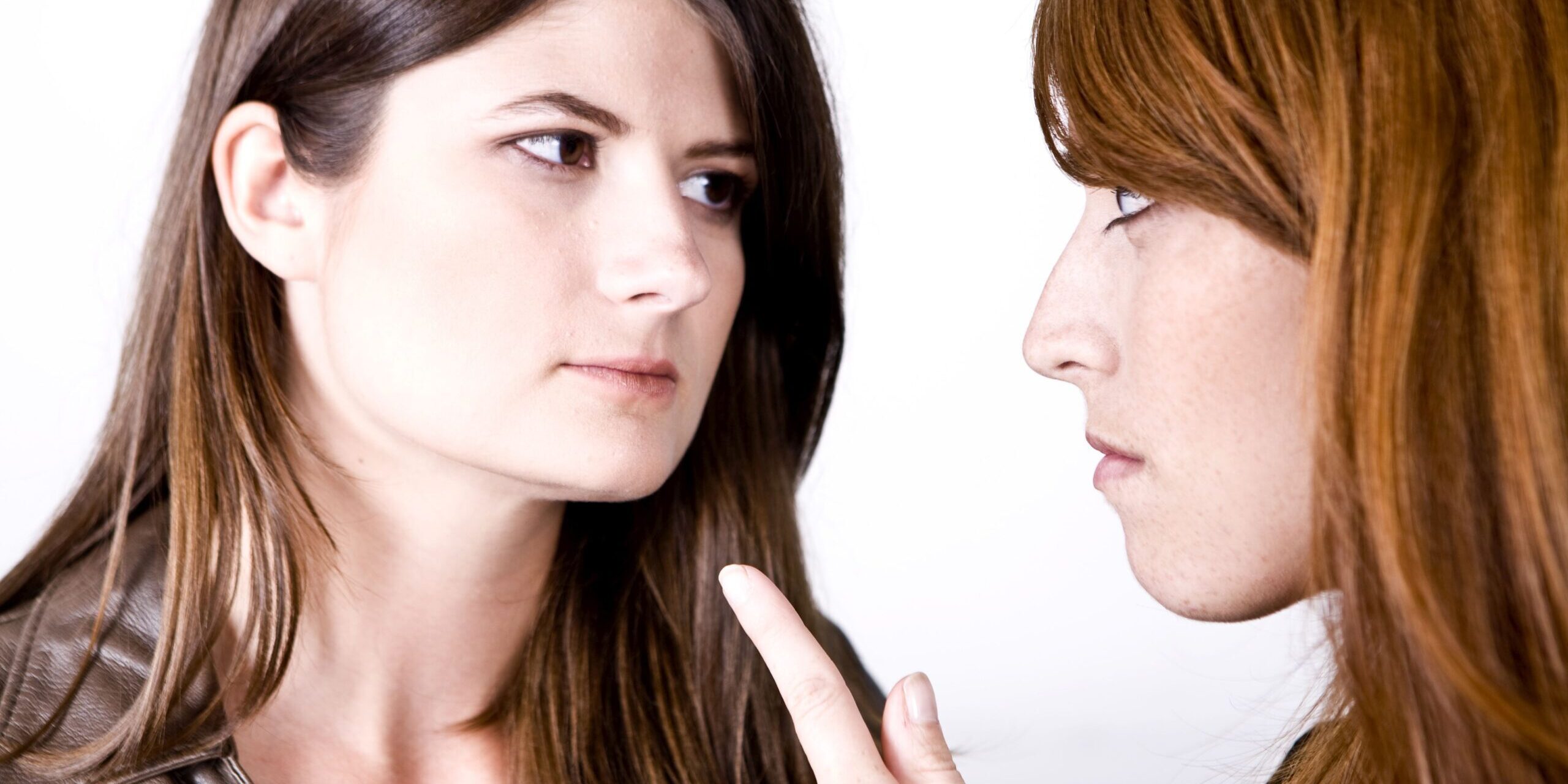 Zwei Frauen schauen sich wütend an