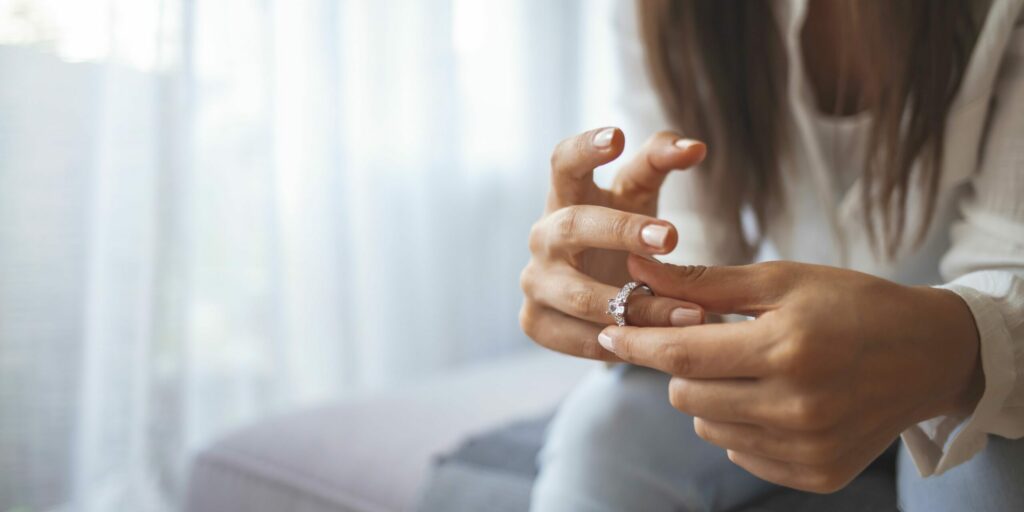 Unglückliche Frau mit Ehering in der Nähe, verärgertes weinendes Mädchen, deprimiert wegen Scheidung, Trennung vom Freund, zerbrochene Verlobung, Verzweiflung, gespaltene Familie, schlechte Beziehun