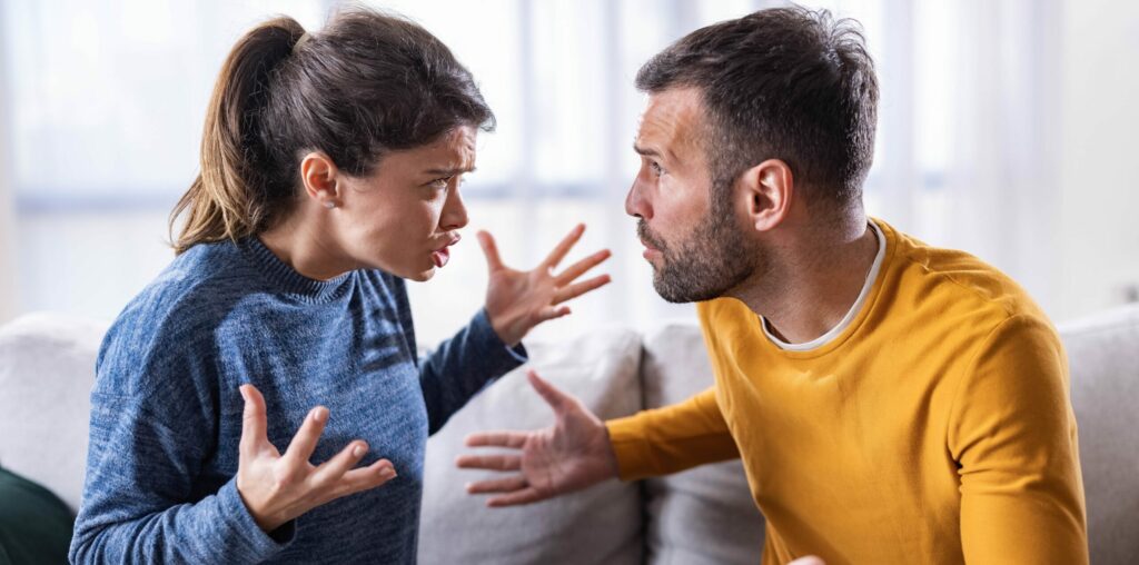 Frustriertes Paar streitet sich während der Trennung seiner Beziehung zu Hause.
