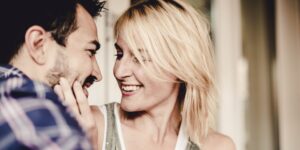 Hübsches Paar flirtet miteinander.