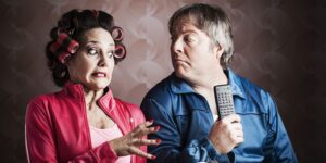 Humorvolle Retro-Datei von Menschen in geschmackloser Kleidung beim Abendessen im Fernsehen. Weitere Dateien dieser Serie und Modelle auf Port.
