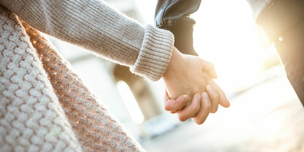 Liebespaar hält sich an der Hand