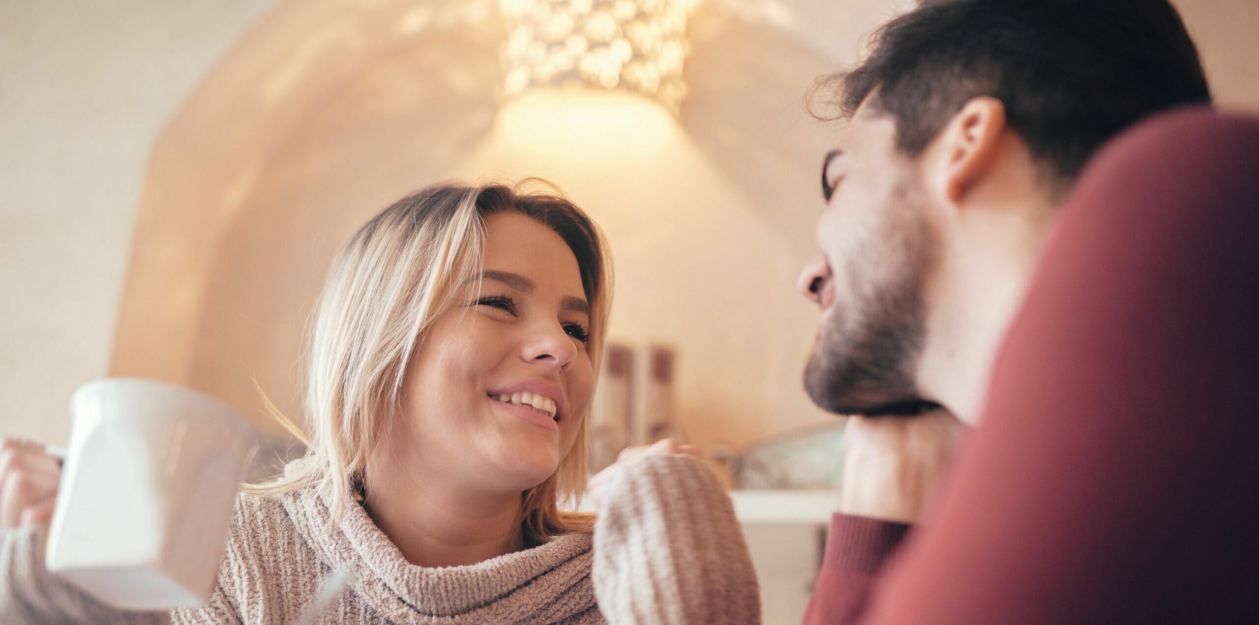 Flirten in einem Café. Schönes Liebespaar, das in einem Café sitzt und Kaffee und Gespräche genießt. Liebe, Romantik, Dating