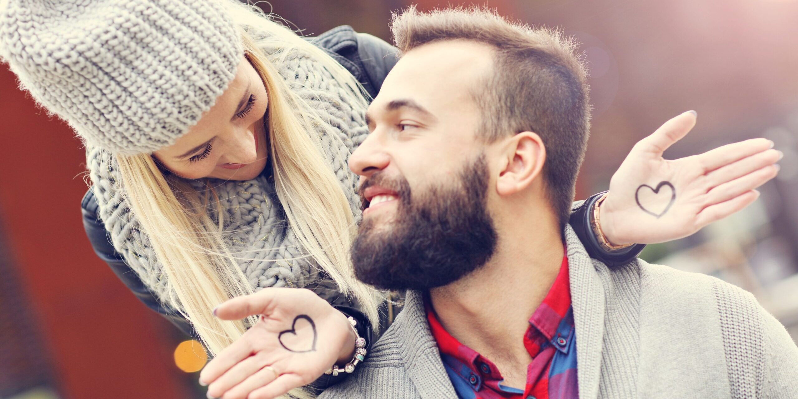 Glückliches Paar datet sich in der Stadt