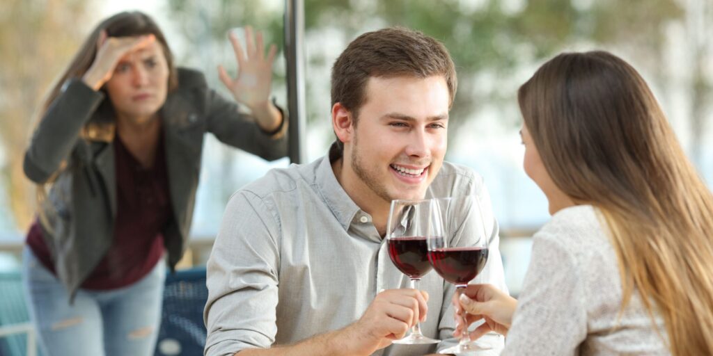 Freundin spioniert Ehemann beim Dating in einem Café aus