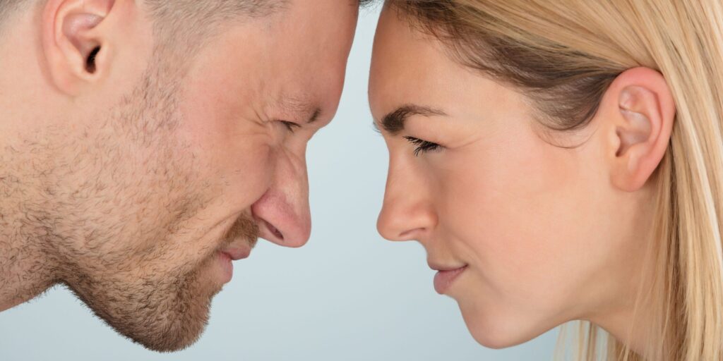 Nahaufnahme eines jungen Paares, das einander wütend anschaut