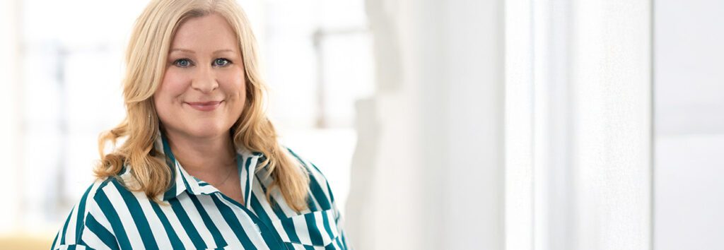 Portrait von Silke Setzkorn, sie trägt eine getreifte Bluse.